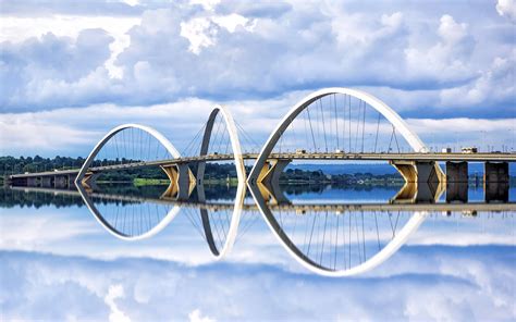  Le Pont JK: Une Ode à l'Architecture et aux Panoramas Éblouissants