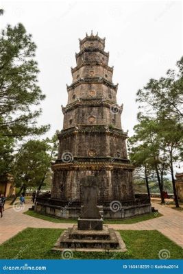  Le Temple Thien Mu: Un joyau architectural sur les rives de la rivière des Parfums!