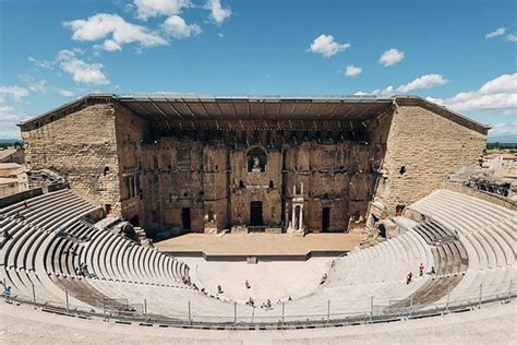 Le Musée du Théâtre de la Région d'Amur: Une Odyssée Historique à Travers le Spectacle et le Patrimoine Local!